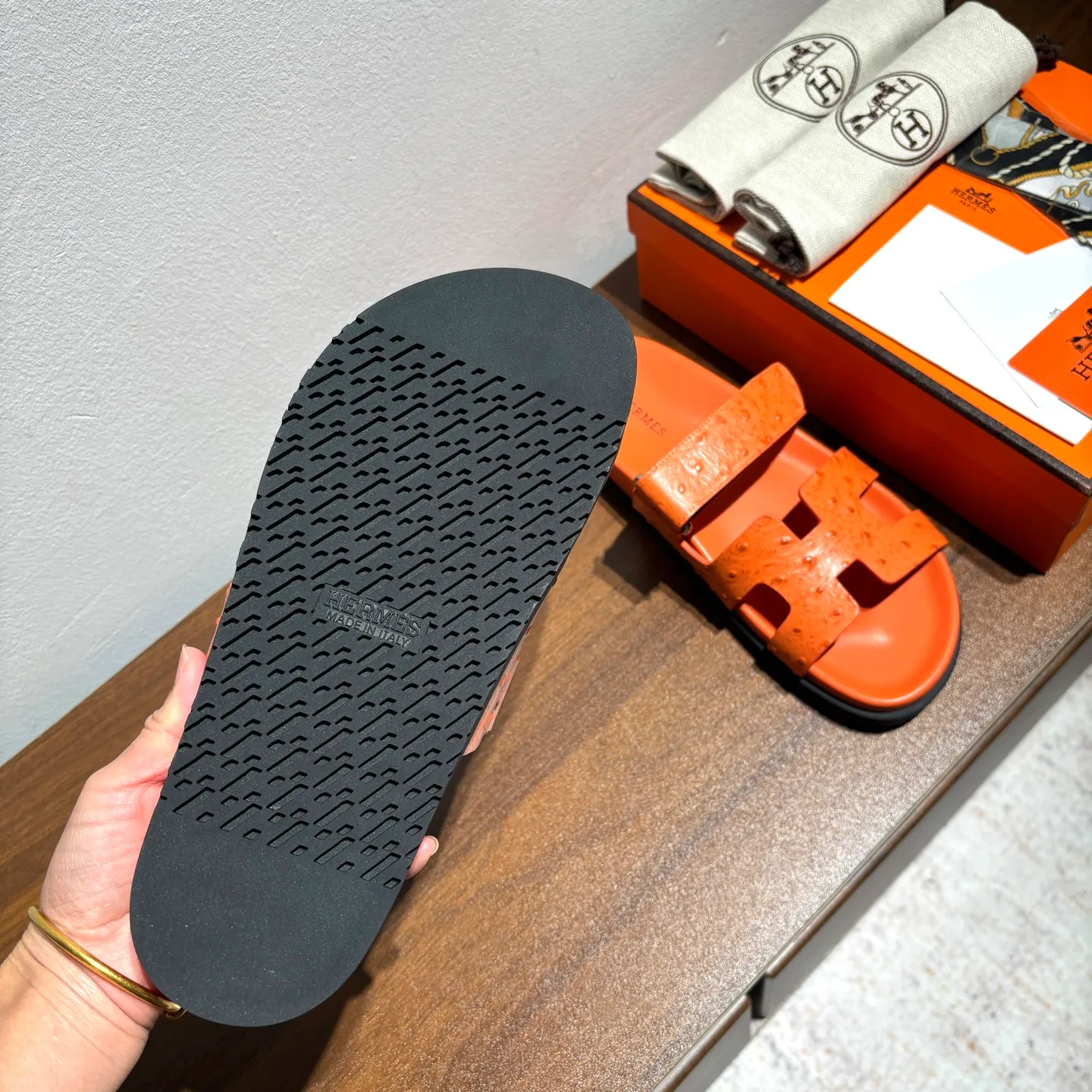 👟👟Ex-factory price 520👟👟 Men's size +10 Brand💗: HERMES Number💗: H8018-210199 Color💗: Ostrich pattern new color system Size 💗: 35 to 40 38-45 Upper material: imported calfskin Outsole material: Tpu anti-slip and wear-resistant outsole 🆕🆕🆕HERMES 2025 latest color matching, original purchased and dismantled, imported custom fabrics. All colors have been adjusted N times, striving to be zero different from the original! The top version for women 💰 Erjie's shoes that have become extremely popular recently - chypre sandals, which are comfortable for all ages and are cute and cute. Paired with various colored socks, it’s so trendy